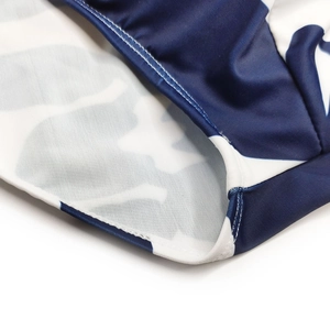 Dettaglio delle cuciture precise e del motivo stampato blu sui costumi da bagno