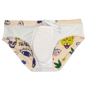 Détail du maillot de bain homme avec imprimé graffiti, motifs tigre et cordon blanc