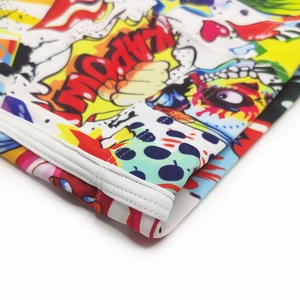 Gros plan détaillé d'un maillot de bain pour homme avec imprimés pop art et coutures de précision