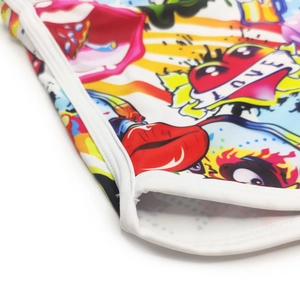 Détail de l'imprimé graffiti et du passepoil blanc sur le short de bain pour hommes LOVE