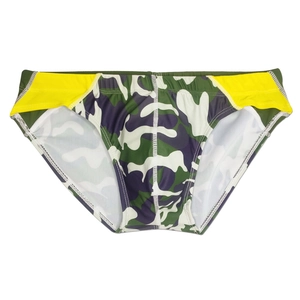 Detail der Herren-Badehose mit Camouflage-Muster, niedriger Taille und gelben Akzenten