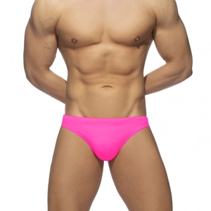 Gros plan détaillé sur le maillot de bain homme rose fluo avec tissu élastique