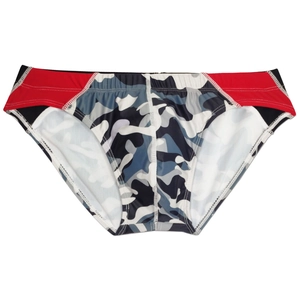 Detail der Herren Camouflage-Badehose mit roten Seitenteilen und weißen Ziernähten