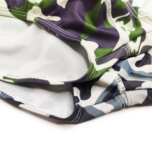 Nahaufnahme der Camouflage-Badehose mit detaillierten Nähten und elastischem Taillenstoff