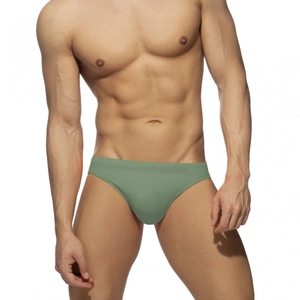 Gros plan d'un slip de bain vert pour homme à taille basse en tissu hautement extensible