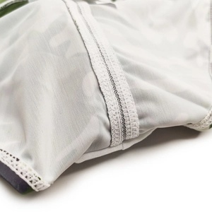 Detail der verstärkten Flachnähte am Camouflage-Stoff dieser Herren-Badehose