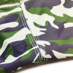 Makroaufnahme von Doppelnahtnähten und Dschungel-Camouflage-Muster auf Herren-Bademode