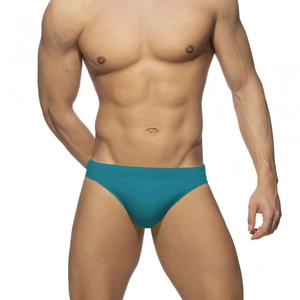 Gros plan d'un slip de bain homme bleu paon montrant le tissu élastique et la coupe ajustée