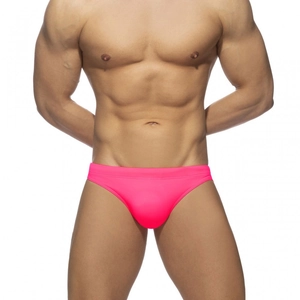 Gros plan sur le slip de bain sexy pour hommes en rose fluo avec taille basse