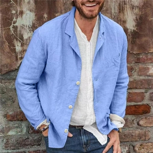 Dettaglio del blazer in cotone e lino celeste con bottoni bianchi e risvolto classico