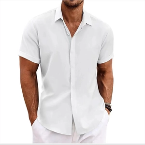 Camicia da uomo bianca slim fit a maniche corte con colletto classico per l'estate