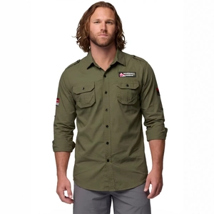 Détail d'une chemise d'extérieur en coton vert militaire avec poches poitrine et épaulettes