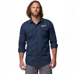 Détail d'une chemise tactique en coton bleu marine avec poches boutonnées et broderie