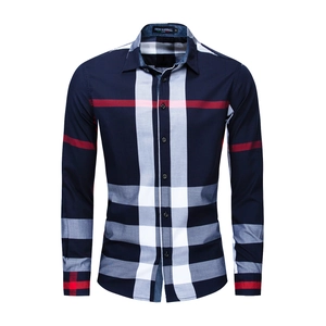 Détail de chemise en coton ajustée à manches longues avec carreaux bleu marine, blanc et rouge