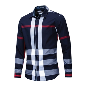 Détail de chemise en coton style britannique avec empiècements à carreaux rouge et blanc