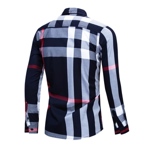 Vue arrière détaillée d'une chemise pour homme en coton à carreaux rouges blancs et bleus