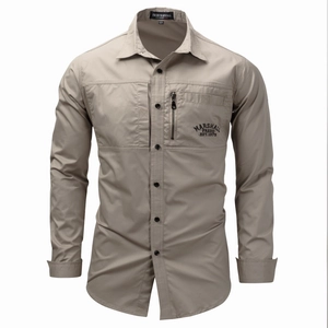 Dettaglio camicia cargo kaki con tasca sul petto con zip e tessuto in cotone di qualità