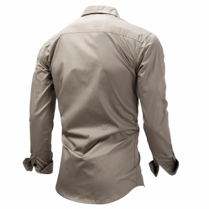 Vista posteriore di camicia da uomo kaki a maniche lunghe con dettagli della cucitura