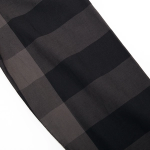 Gros plan du tissu sergé haute densité noir et gris avec motif à carreaux classique