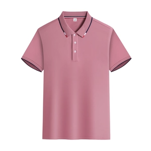 Dettaglio del colletto polo rosa polvere con polsini in maglia a righe blu e rossi
