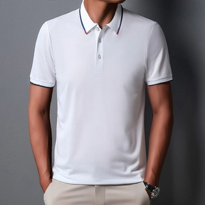 Detalle de polo blanco para hombre con cuello a rayas y tapeta de botones clásica