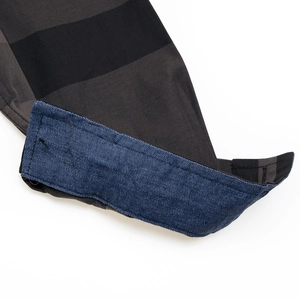 Chemise homme manches longues en coton avec rayures gris noir et détails en denim bleu