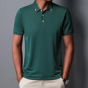 Detalle de polo verde oscuro con rayas tricolores en el cuello clásico de solapa