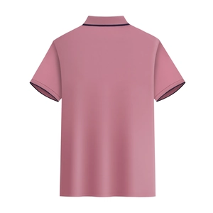 Dettaglio del retro di una polo rosa che mostra la trama piqué e i bordi blu scuro