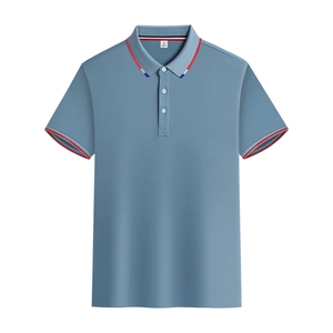 Dettaglio della polo blu con colletto a righe tricolori e abbottonatura a tre bottoni
