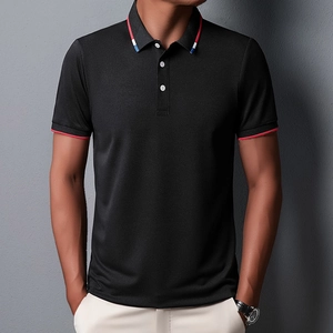 Detalle de cuello de polo negro con rayas rojas y botones blancos en tejido transpirable