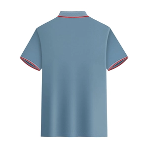 Dettaglio polo blu-grigio con trama in piqué e finiture a righe rosse a contrasto