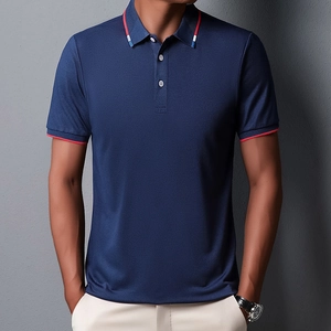 Detalle de polo azul marino con cuello de rayas tricolores y bordes de mangas rojos