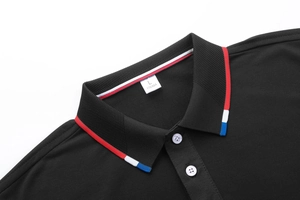Dettaglio del colletto polo con strisce rosse e blu e finitura in cotone piqué