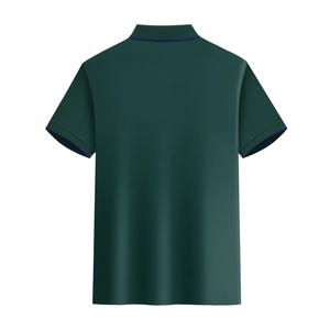 Dettaglio del retro di una polo verde scuro che mostra la trama del tessuto piqué pregiato