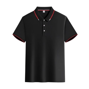 Dettaglio del colletto della polo nera da uomo con strisce rosse e bianche e bottoni