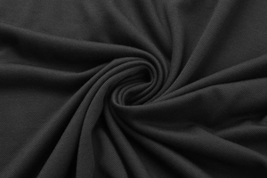Dettaglio del tessuto polo nero traspirante con trama a maglia a nido d'ape definita