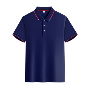 Dettaglio del colletto della polo blu scuro con strisce a contrasto rosse e bianche