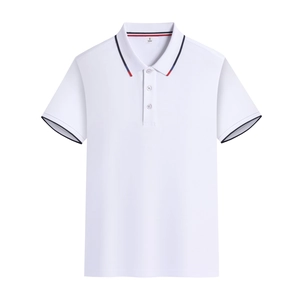 Dettaglio polo bianca con colletto a righe rosse e blu e scollatura con bottoni