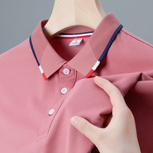 Dettaglio del colletto della polo in piqué rosa con strisce a coste tricolori e bottoni