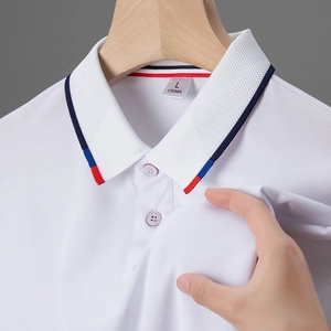 Dettaglio del colletto della polo in cotone piqué bianco con bordo a righe tricolore