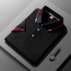 Polo da uomo nera in cotone con colletto e polsini a righe rosse bianche e blu tricolore