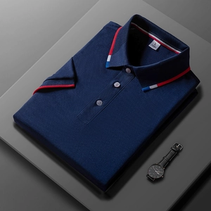 Polo da uomo blu navy con colletto e maniche a righe tricolori in vista piatta a 45 gradi