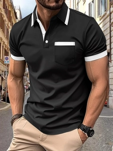 Schmal geschnittenes schwarzes Herren-Poloshirt mit weißen Kontrastnähten und Tasche