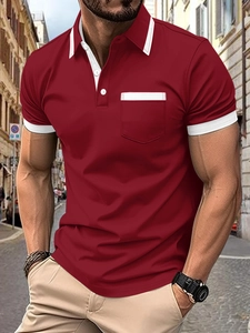 Detail eines burgunderroten Slim-Fit-Poloshirts mit weißem Kontrastkragen und Tasche