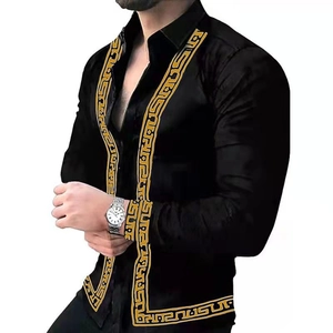 Camicia da uomo a maniche lunghe nera con lussuosa stampa a greca dorata elegante