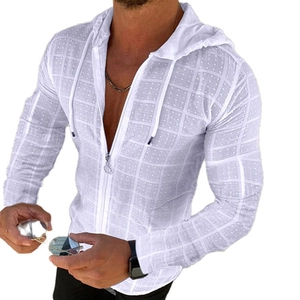 Detailansicht der weißen Herren-Strickjacke mit atmungsaktiver, transparenter Netzstruktur