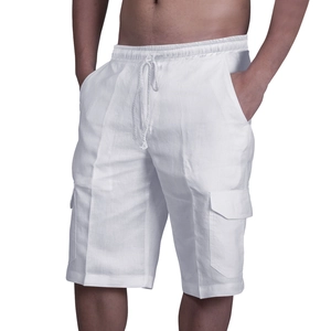 Dettaglio dei pantaloncini cargo in lino bianco con coulisse elastica e tasche laterali