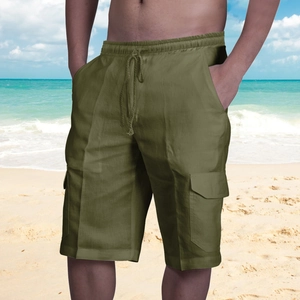 Pantaloncini cargo da uomo in lino verde oliva con coulisse e tasche sulla spiaggia