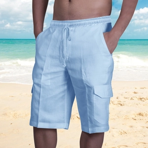 Dettaglio di pantaloncini cargo in lino azzurro con coulisse e ampie tasche laterali