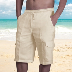 Dettaglio dei pantaloncini cargo da uomo in lino beige con elastico in vita e tasche laterali